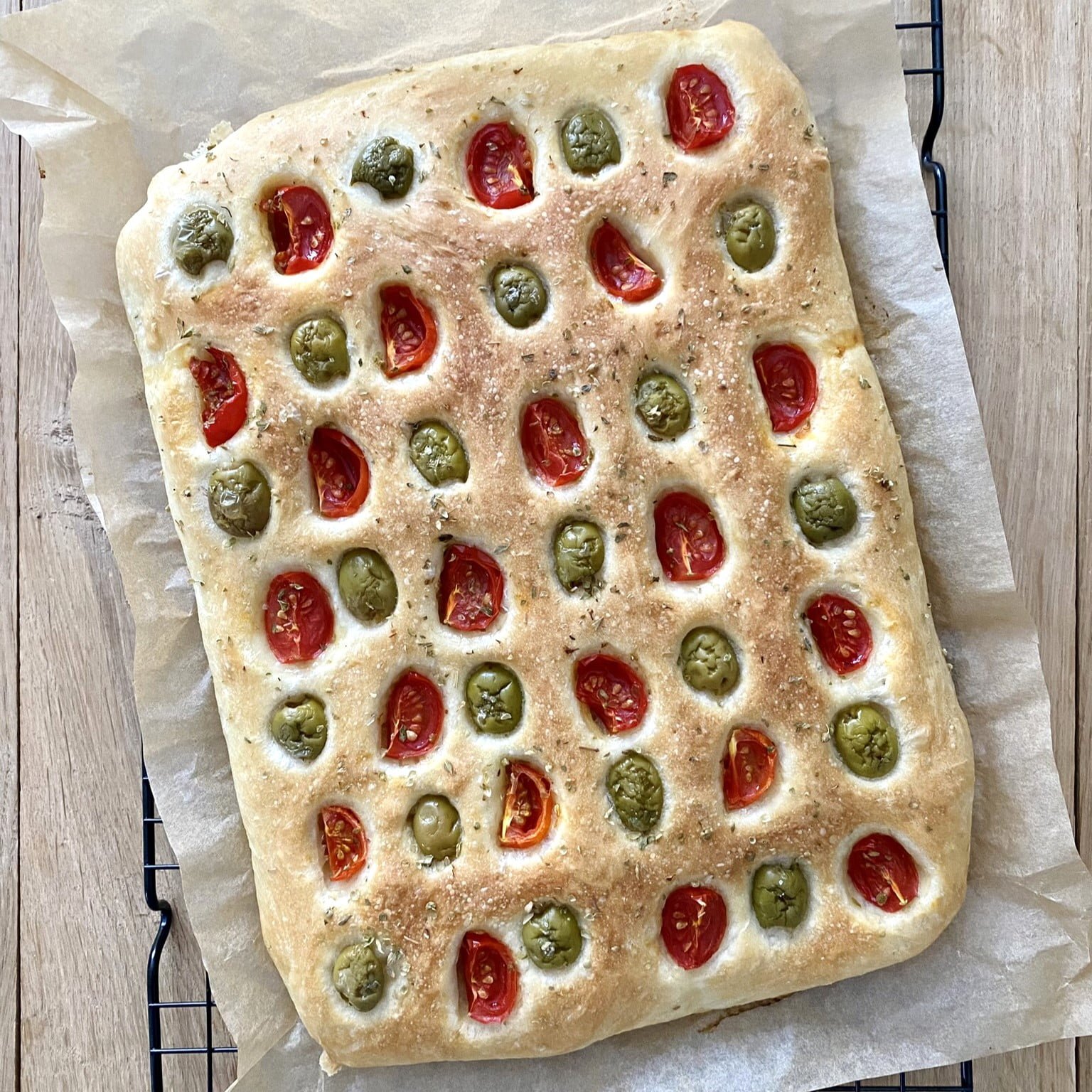 Focaccia Z Pomidorkami I Oliwkami Przepis Na W Oski Chlebek