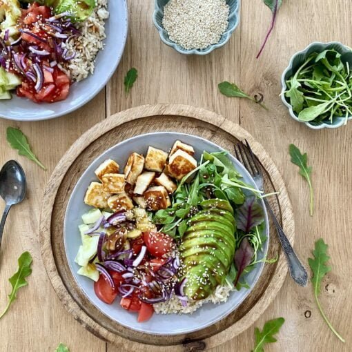 Poke bowl z serem halloumi