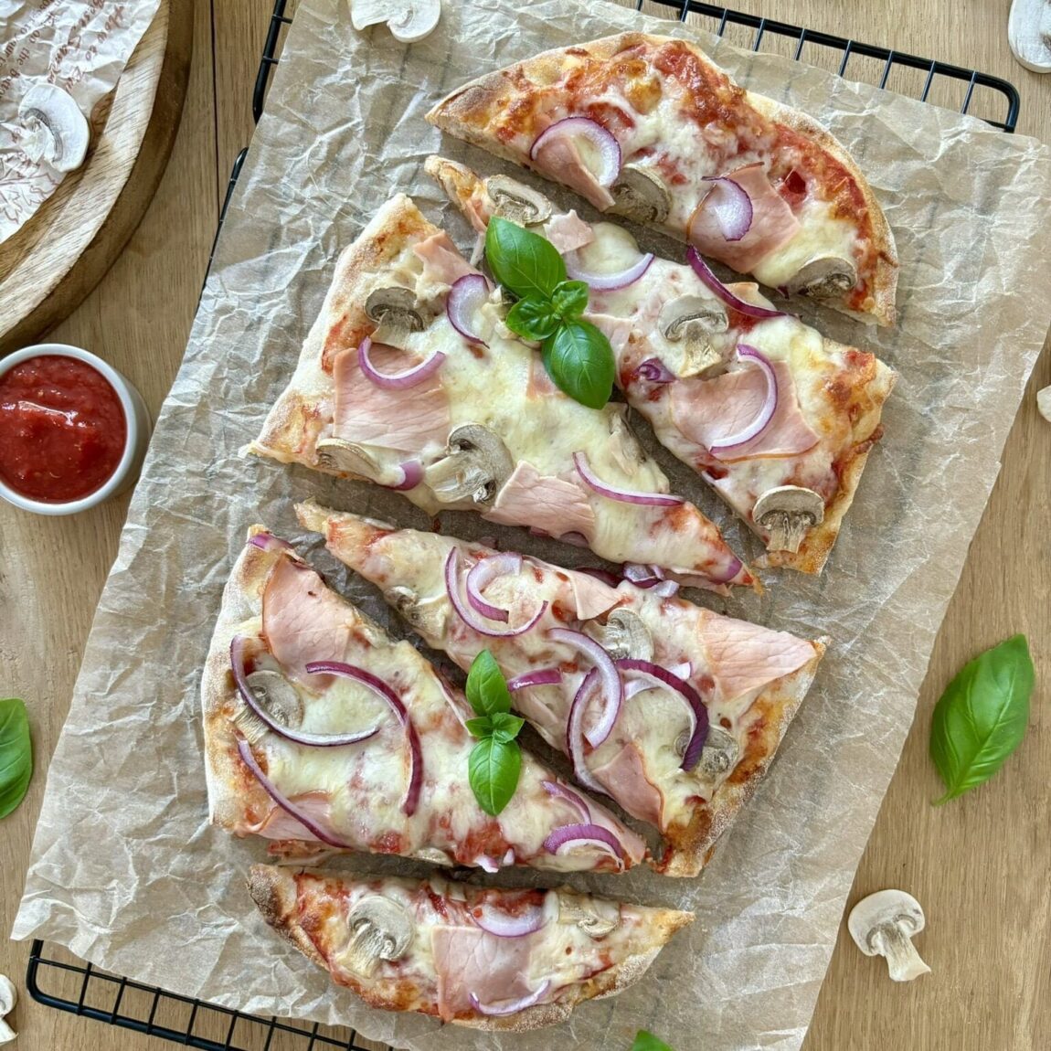 Pinsa z szynką i pieczarkami